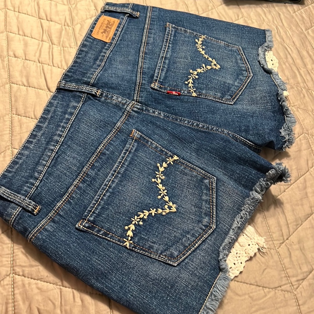 Super cute classic Levi shorts